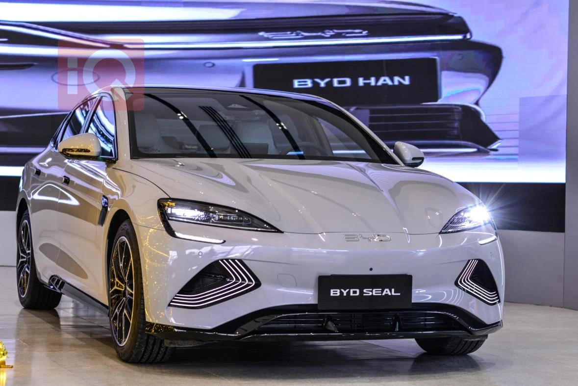 BYD Seal claro visto de frente e de lado em uma exposição.