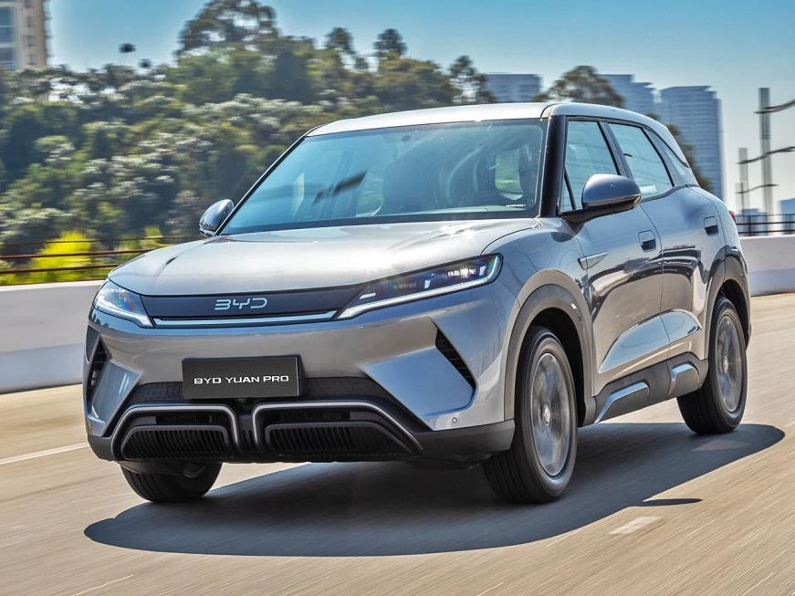 BYD Yuan Pro em movimento numa via urbana.