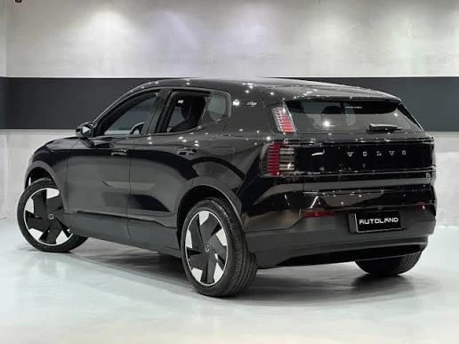 Volvo EX30 preto visto de traseira e de lado em um salão.