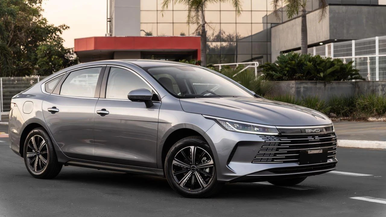 BYD King GL cinza visto de frente e de lado.