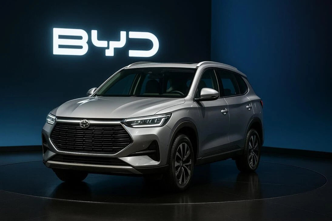 BYD Song Pro GL cinza em um estúdio escuro.