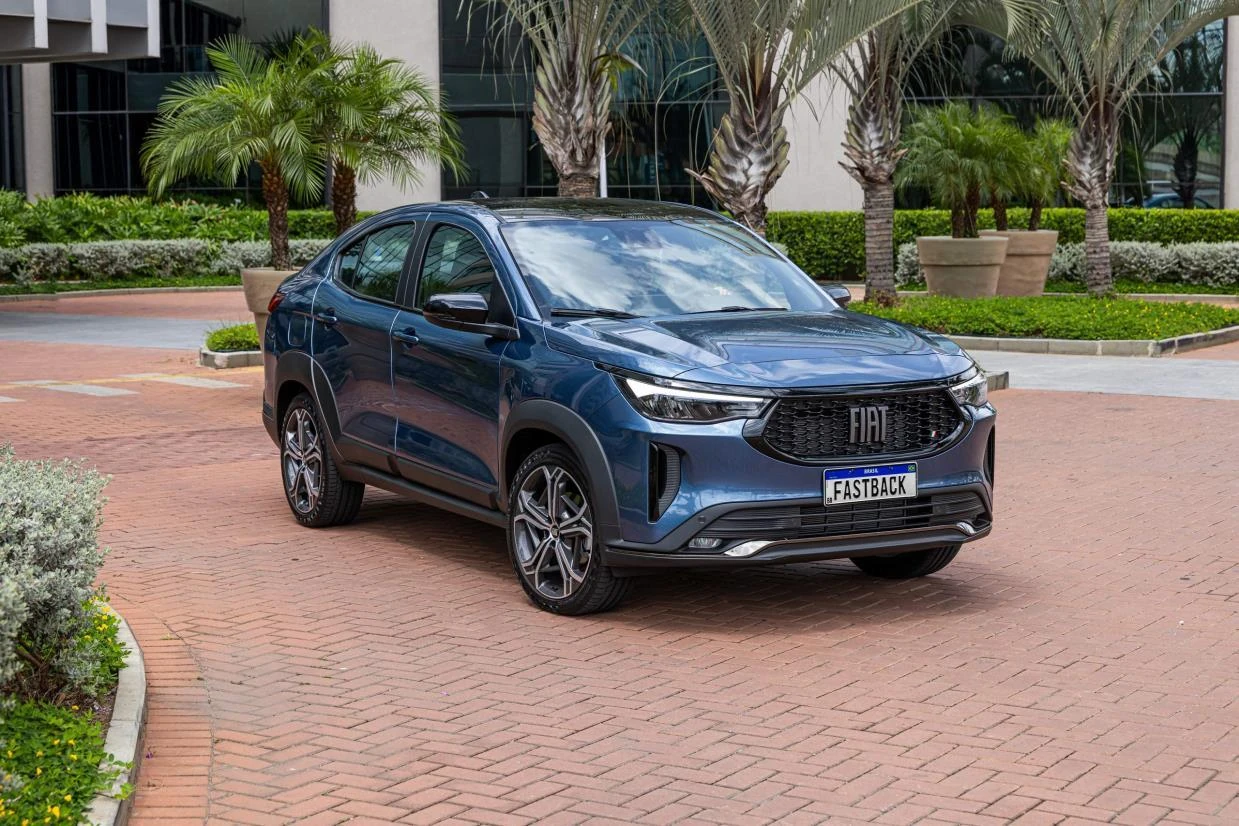 Fiat Fastback Audace Hybrid claro visto de frente e de lado.