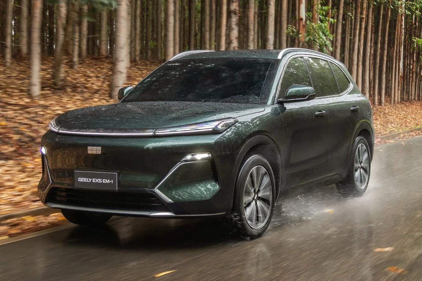 Geely EX5 EM-i verde em movimento numa estrada molhada.