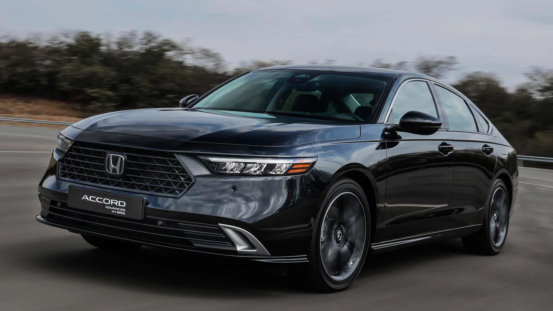 Honda Accord Advanced Hybrid preto em movimento.